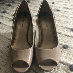 Nude patent leather wedge